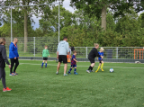 Laatste training S.K.N.W.K. JO7-1 (partijtje tegen de ouders) van maandag 27 mei 2024 (141/180)